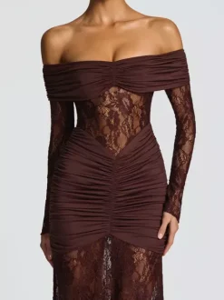Robe maxi moulante à épaules dénudées froncée et empiècements en dentelle manches longues collection 2026
