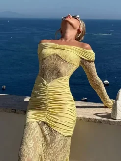 Robe maxi moulante à épaules dénudées froncée et empiècements en dentelle manches longues collection 2026