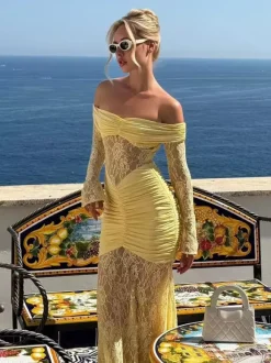 Robe maxi moulante à épaules dénudées froncée et empiècements en dentelle manches longues collection 2026