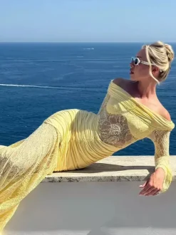 Robe maxi moulante à épaules dénudées froncée et empiècements en dentelle manches longues collection 2026