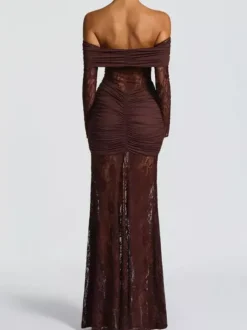 Robe maxi moulante à épaules dénudées froncée et empiècements en dentelle manches longues collection 2026