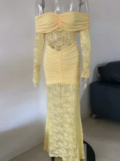 Robe maxi moulante à épaules dénudées froncée et empiècements en dentelle manches longues collection 2026