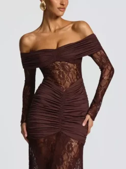 Robe maxi moulante à épaules dénudées froncée et empiècements en dentelle manches longues collection 2026