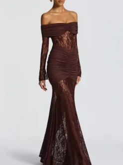 Robe maxi moulante à épaules dénudées froncée et empiècements en dentelle manches longues collection 2026