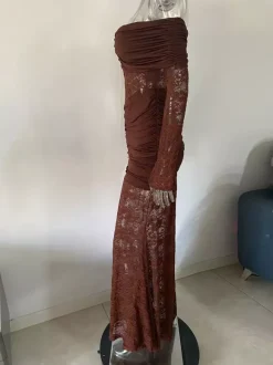 Robe maxi moulante à épaules dénudées froncée et empiècements en dentelle manches longues collection 2026
