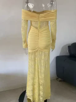 Robe maxi moulante à épaules dénudées froncée et empiècements en dentelle manches longues collection 2026