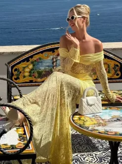 Robe maxi moulante à épaules dénudées froncée et empiècements en dentelle manches longues collection 2026