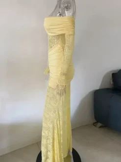 Robe maxi moulante à épaules dénudées froncée et empiècements en dentelle manches longues collection 2026