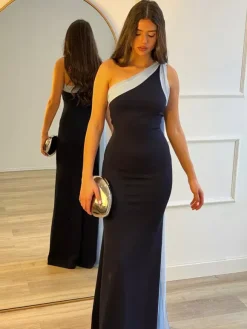 Robe maxi noire chic sans manches à une épaule pour femme idéale au quotidien.