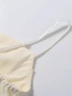 Robe maxi sans manches à bretelles col montant taille haute dos nu plissée couleur abricot.