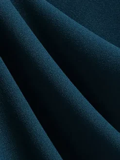 Robe midi bordeaux à épaules dénudées et coupe trapèze pour femme élégante et habillée.