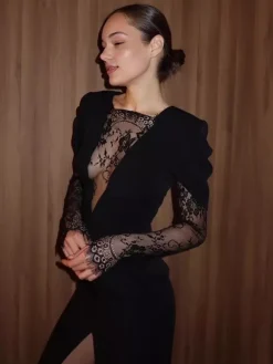 Robe midi moulante à encolure en V profonde et fente haute ornée de patchwork de dentelle collection femme 2026