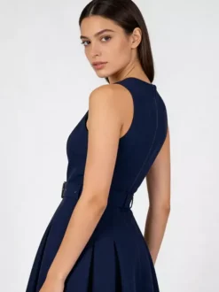 Robe midi sans manches à col en V et ceinture pour femme coupe trapèze boutonnée sur le devant