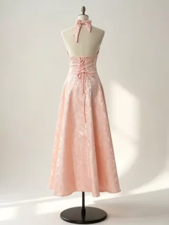 Robe mi-longue à fleurs rose pâle col licou coupe trapèze style vintage pour femme 2026