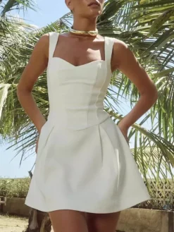 Robe mini blanche sans manches coupe trapèze évasée collection femme 2026