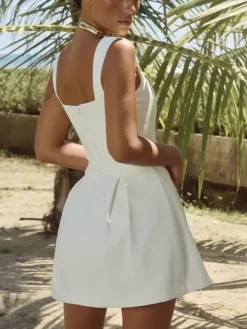 Robe mini blanche sans manches coupe trapèze évasée collection femme 2026