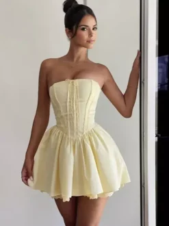 Robe mini-corset jaune beurre sans manches avec bordure en dentelle et dos lacé 2026