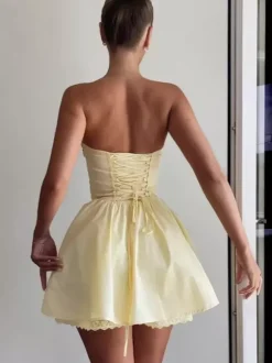 Robe mini-corset jaune beurre sans manches avec bordure en dentelle et dos lacé 2026