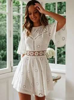 Robe mini dos nu à 艙illets blancs pour femme - Robe d'été bohème en coton coupe évasée et manches bouffantes - Idéale pour les vacances d'été à la plage 2026