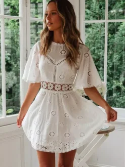 Robe mini dos nu à 艙illets blancs pour femme - Robe d'été bohème en coton coupe évasée et manches bouffantes - Idéale pour les vacances d'été à la plage 2026