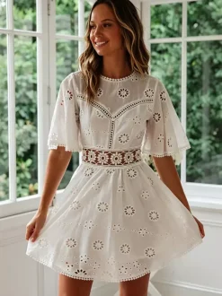 Robe mini dos nu à 艙illets blancs pour femme - Robe d'été bohème en coton coupe évasée et manches bouffantes - Idéale pour les vacances d'été à la plage 2026