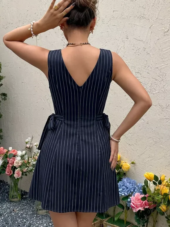 Robe mini d'été décontractée à rayures verticales bleu marine et n艙ud à la taille idéale pour une soirée en amoureux.