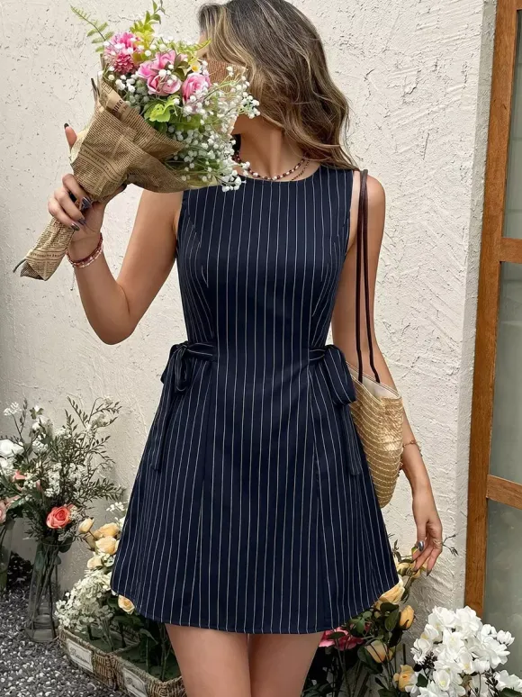 Robe mini d'été décontractée à rayures verticales bleu marine et n艙ud à la taille idéale pour une soirée en amoureux.