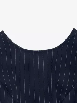 Robe mini d'été décontractée à rayures verticales bleu marine et n艙ud à la taille idéale pour une soirée en amoureux.
