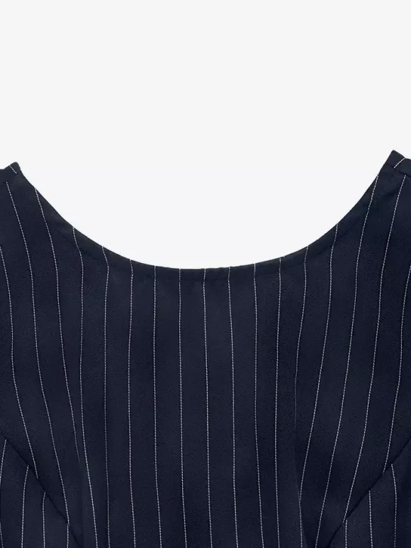 Robe mini d'été décontractée à rayures verticales bleu marine et n艙ud à la taille idéale pour une soirée en amoureux.