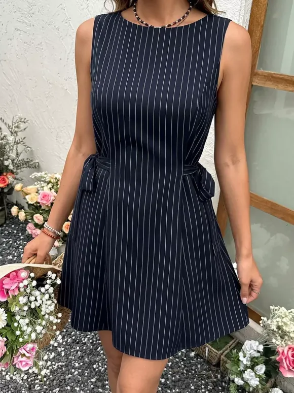 Robe mini d'été décontractée à rayures verticales bleu marine et n艙ud à la taille idéale pour une soirée en amoureux.