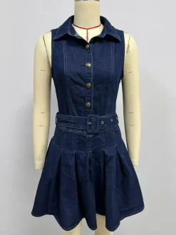Robe mini en jean sans manches pour femme - Robe patineuse en jean plissée ceinturée et boutonnée style années 2000 - Idéale pour un pique-nique décontracté l'été 2026