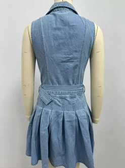 Robe mini en jean sans manches pour femme - Robe patineuse en jean plissée ceinturée et boutonnée style années 2000 - Idéale pour un pique-nique décontracté l'été 2026
