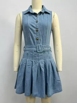 Robe mini en jean sans manches pour femme - Robe patineuse en jean plissée ceinturée et boutonnée style années 2000 - Idéale pour un pique-nique décontracté l'été 2026