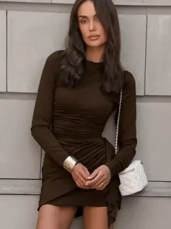 Robe moulante chic couleur café pour femme - Coupe mini à manches longues et fronces sexy - Tenue minimaliste pour le printemps 2026
