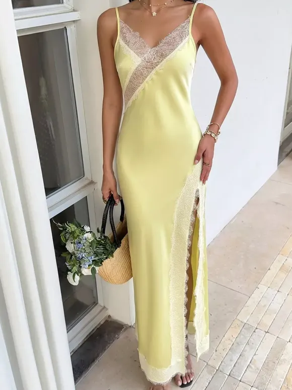 Robe moulante jaune en satin de soie et dentelle transparente pour une soirée en amoureux