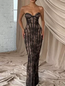 Robe moulante maxi en dentelle sans manches dos nu et bustier couleur bordeaux sexy idéale pour une soirée en amoureux.