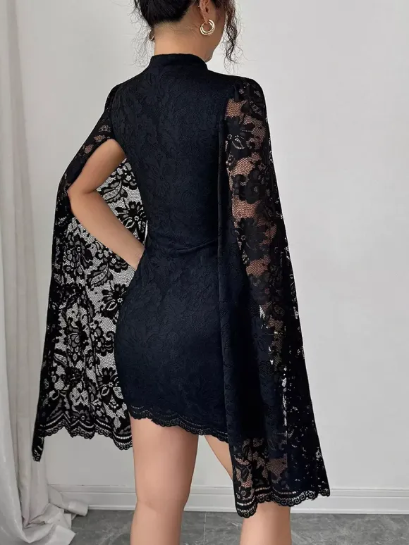 Robe moulante mini en dentelle florale à manches cape et col montant pour femme 2026