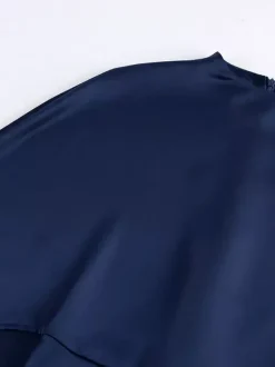 Robe moulante mini à manches cape en satin et col montant pour femme 2026
