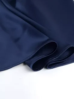 Robe moulante mini à manches cape en satin et col montant pour femme 2026