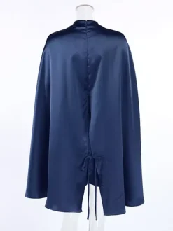 Robe moulante mini à manches cape en satin et col montant pour femme 2026