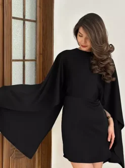 Robe moulante mini à manches cape en satin et col montant pour femme 2026