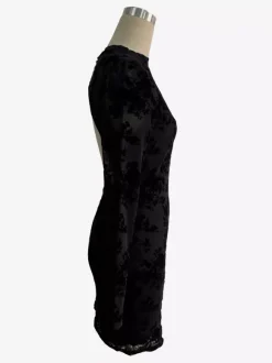 Robe moulante mini à manches longues et dos découpé ornée de fleurs floquées collection 2026