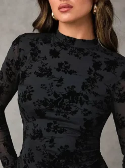 Robe moulante mini à manches longues et dos découpé ornée de fleurs floquées collection 2026