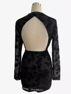 Robe moulante mini à manches longues et dos découpé ornée de fleurs floquées collection 2026