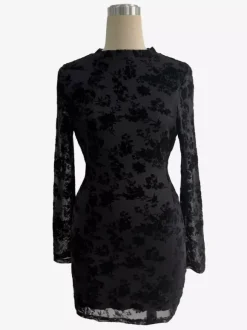 Robe moulante mini à manches longues et dos découpé ornée de fleurs floquées collection 2026