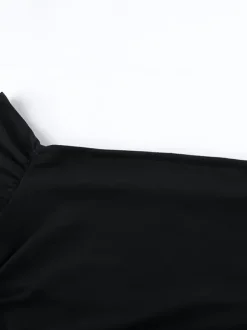 Robe moulante mini à épaules dénudées ourlet bouffant et froncée manches longues collection femme 2026