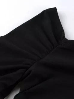 Robe moulante mini à épaules dénudées ourlet bouffant et froncée manches longues collection femme 2026