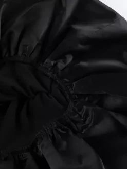 Robe moulante mini à épaules dénudées ourlet bouffant et froncée manches longues collection femme 2026