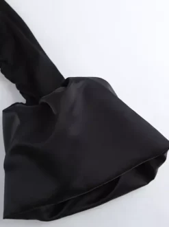 Robe moulante mini à épaules dénudées ourlet bouffant et froncée manches longues collection femme 2026