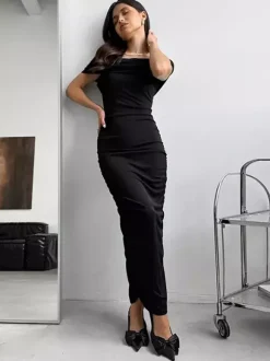 Robe moulante à épaules dénudées coupe ajustée élégante semi-formelle robe longue froncée pour femmes 2026